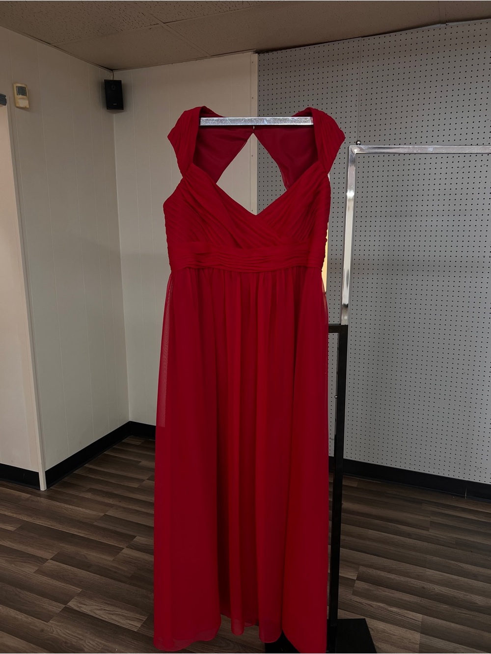 Red V‑Neck Maxi Dress with Ruched Bodice & Keyhole Back
